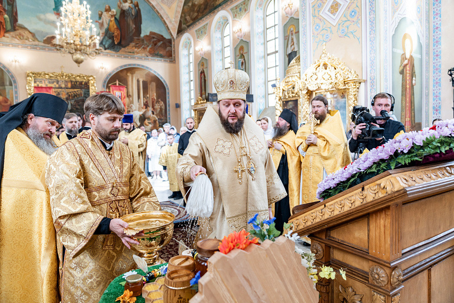 Божественная литургия в соборе Всемилостивого Спаса Вознесенской Давидовой пустыни